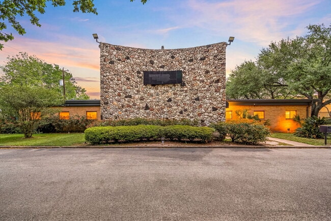 More details for 9941 Rowlett Rd, Houston, TX - Office for Lease