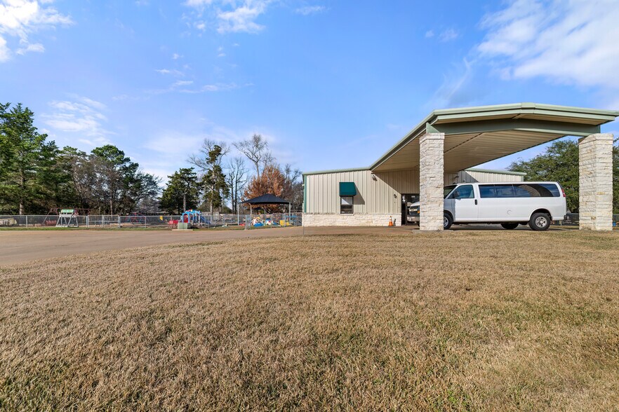 513 Russell Blvd, Nacogdoches, TX à vendre - Photo du bâtiment - Image 3 de 19