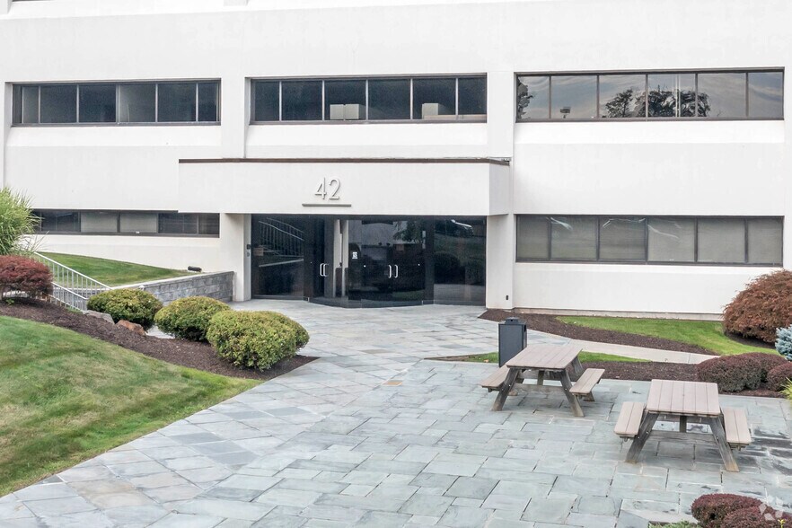 42 Old Ridgebury Rd, Danbury, CT à louer - Photo du bâtiment - Image 2 de 15