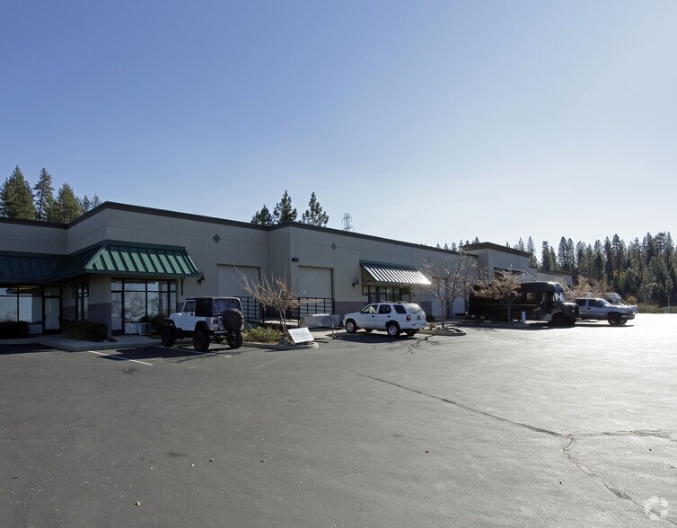 1050 Whispering Pines Ln, Grass Valley, CA à louer - Photo du bâtiment - Image 2 de 3