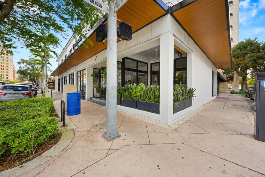 2334-2346 Ponce De Leon Blvd, Coral Gables, FL for lease - Building Photo - Image 3 of 21