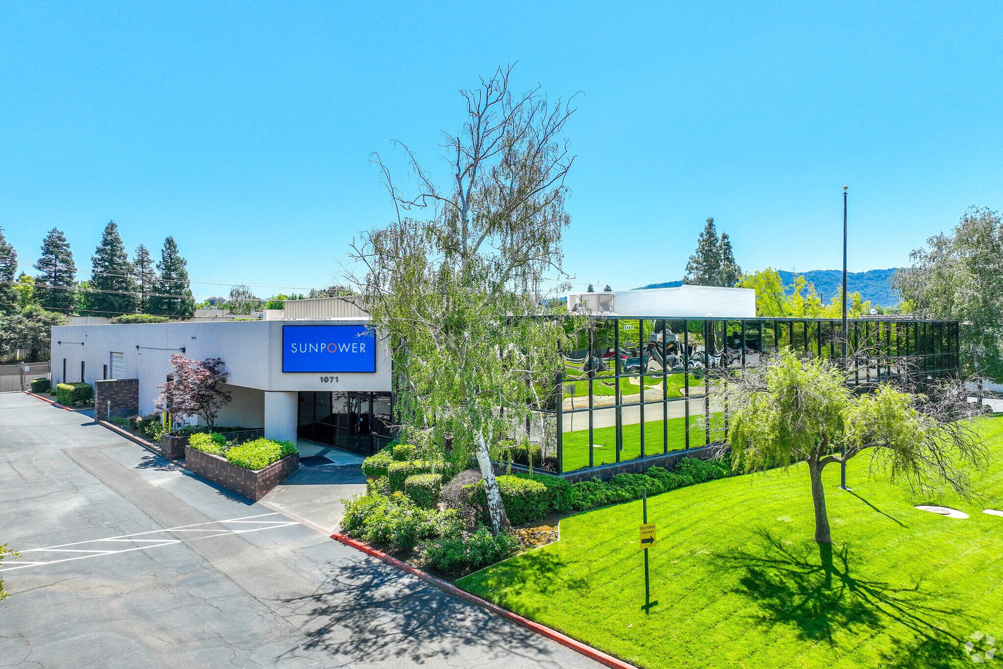 1071 Serpentine Ln, Pleasanton, CA à vendre Photo du bâtiment- Image 1 de 8