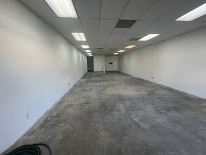 24450 Lyons Ave, Newhall, CA à louer Photo intérieure- Image 2 de 5