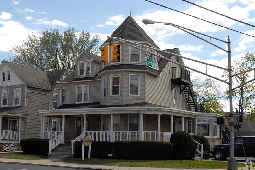 49 Riverside Ave, Red Bank, NJ for sale - Primary Photo - Image 1 of 5