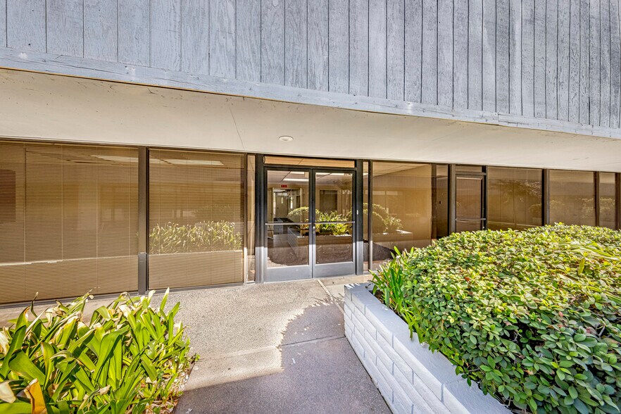 4747 N 1st St, Fresno, CA à louer - Photo du bâtiment - Image 3 de 21