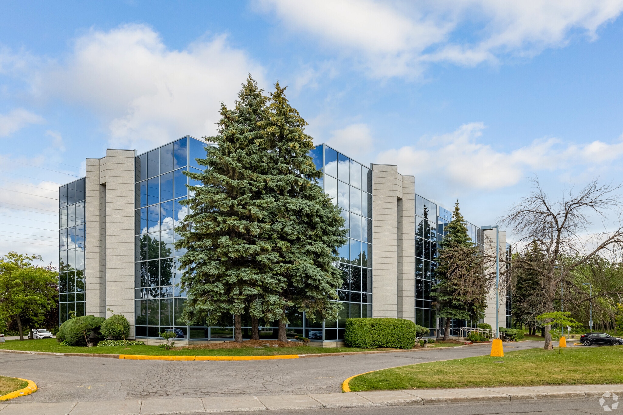 9999 Boul Cavendish, Montréal, QC for lease Building Photo- Image 1 of 14
