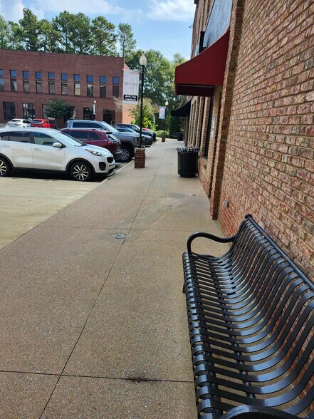 650 Henderson Dr, Cartersville, GA à louer - Photo du bâtiment - Image 2 de 12