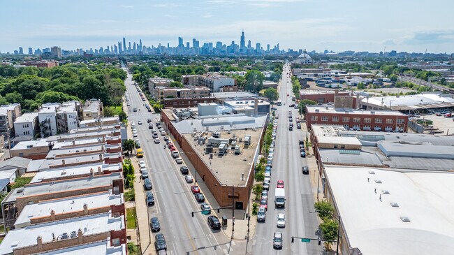 Plus de détails pour 3220 W Grand Ave, Chicago, IL - Industriel à vendre