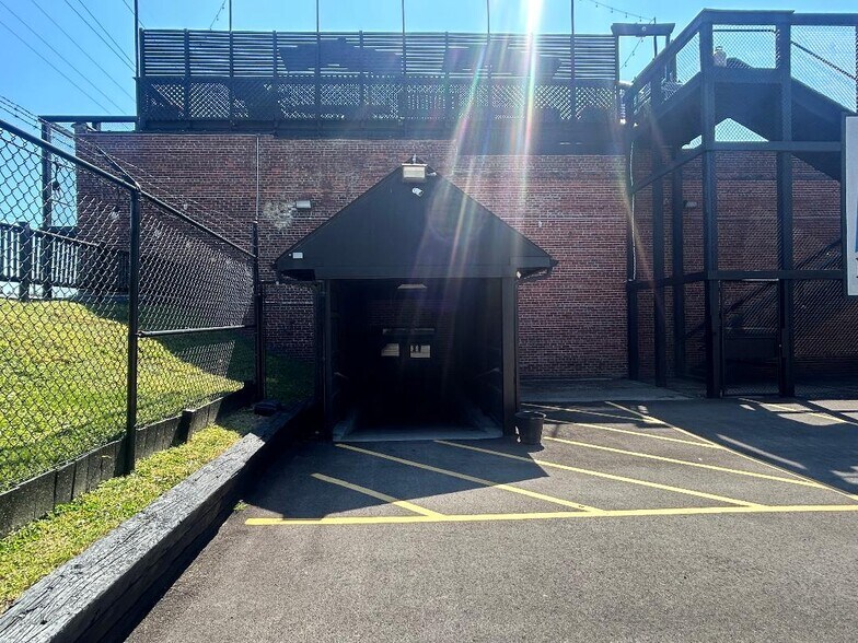 950 S White River Parkway West Dr, Indianapolis, IN à louer - Photo du bâtiment - Image 2 de 5