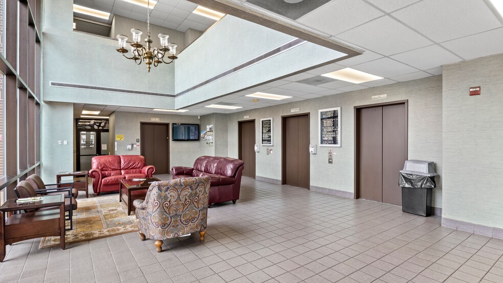 600 E Taylor St, Sherman, TX for lease - Lobby - Image 2 of 12