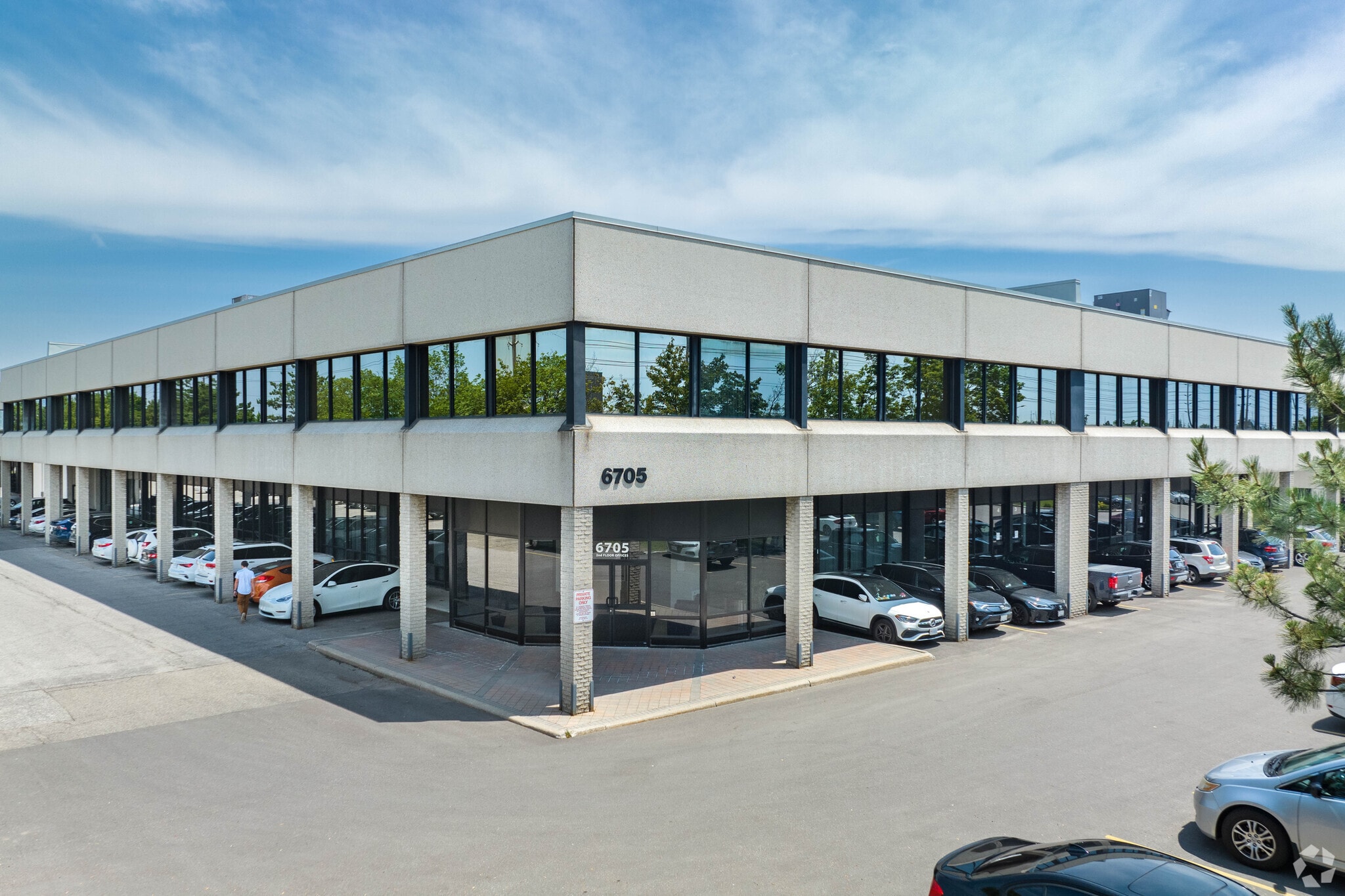 6705 Tomken Rd, Mississauga, ON for lease Primary Photo- Image 1 of 8