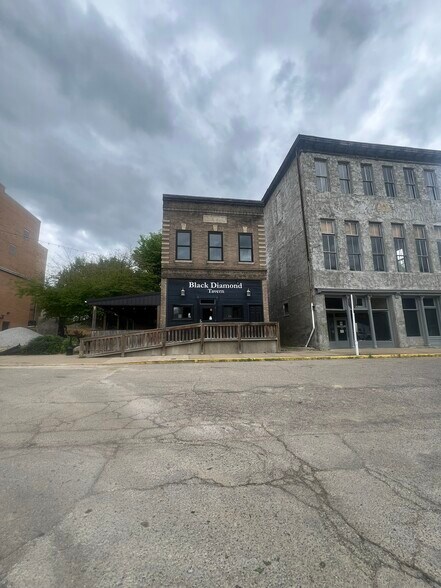 106 W Main St, Shawnee, OH à vendre - Photo du bâtiment - Image 2 de 2
