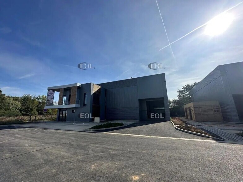 Flex dans Chanteloup-en-Brie à louer - Photo du bâtiment - Image 1 de 8