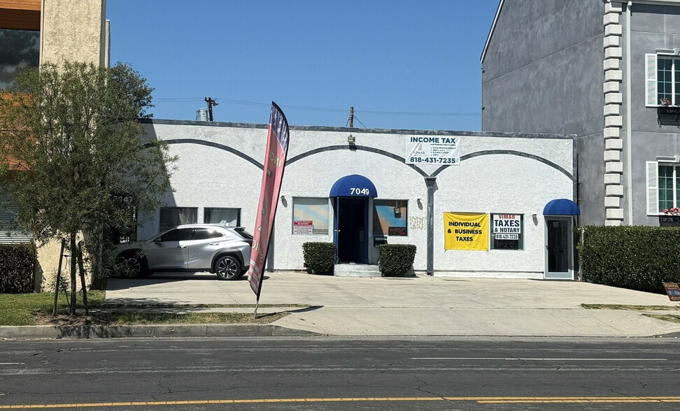 7049 Owensmouth Ave, Canoga Park, CA for lease - Primary Photo - Image 1 of 8