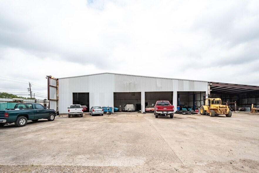 2133 Shaver St, Pasadena, TX for sale - Building Photo - Image 3 of 27