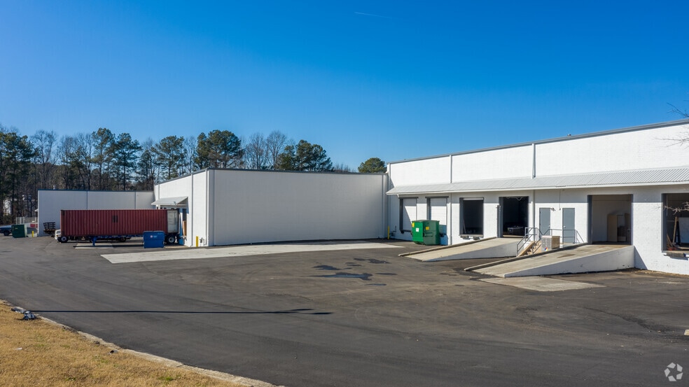 6552-6572 Interstate Ct, Norcross, GA for lease - Building Photo - Image 3 of 7