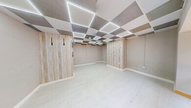 13 Albion St, Cleckheaton for lease Interior Photo- Image 2 of 4
