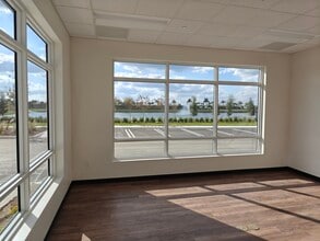 12070 SW Tom Mackie Blvd, Port Saint Lucie, FL à louer Photo intérieure- Image 2 de 5