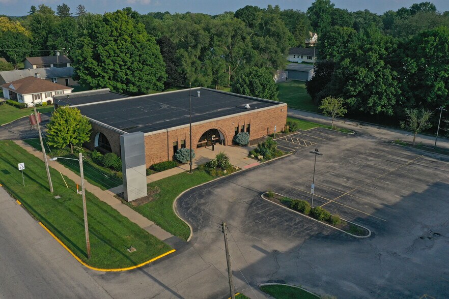 324 E Main St, Knoxville, IL à louer - Photo du bâtiment - Image 2 de 6