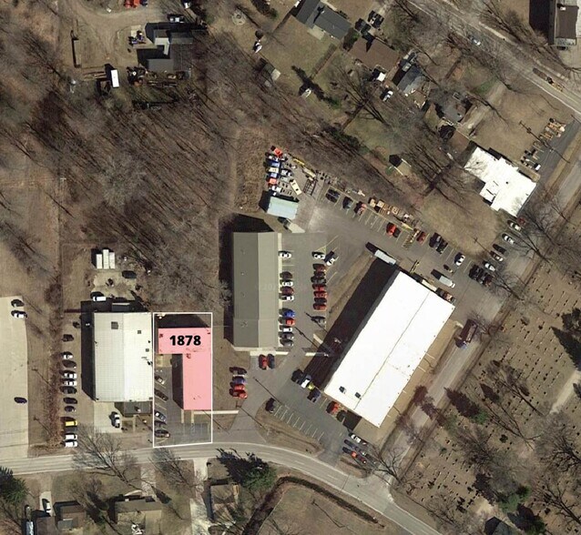 1878 Fruit St, Clay Township, MI à louer - Photo du bâtiment - Image 3 de 11