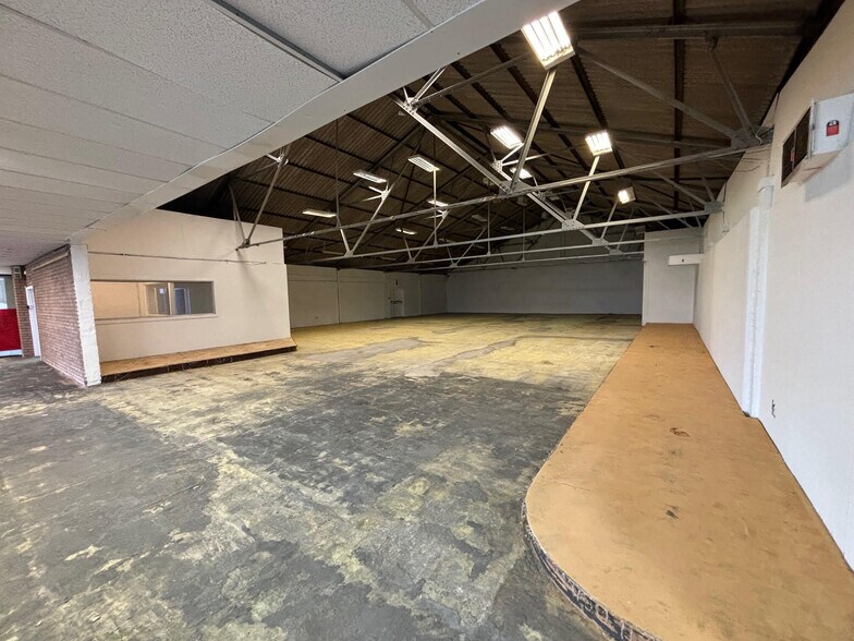 1-3 Peacock Dr, Hamilton for lease - Building Photo - Image 3 of 7