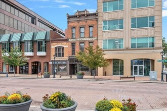 3 N Old State Capitol Plz, Springfield, IL à louer Photo du bâtiment- Image 2 de 14
