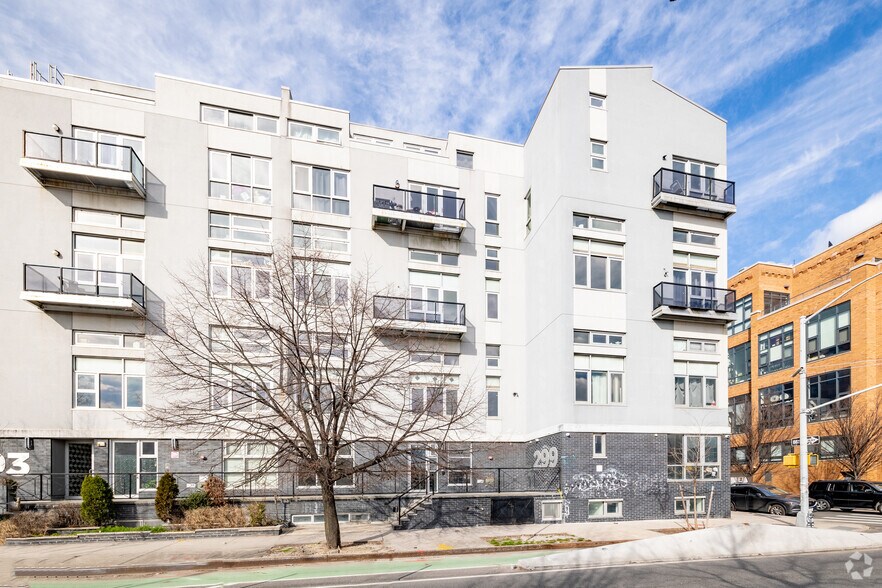 299 McGuinness Blvd, Brooklyn, NY à vendre - Photo du bâtiment - Image 2 de 6