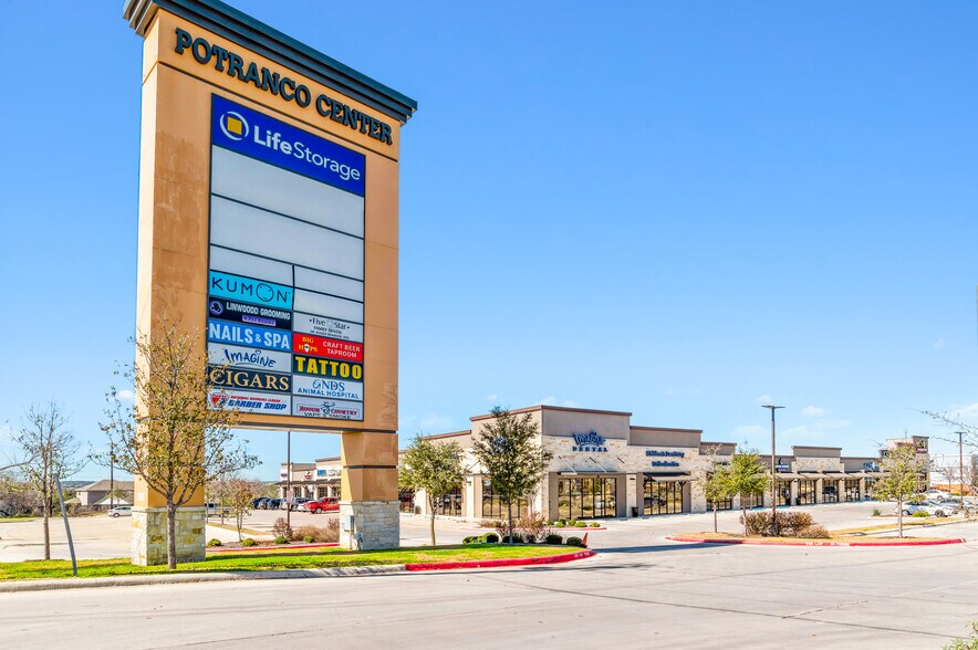 12991 Potranco Rd, San Antonio, TX à louer - Photo du bâtiment - Image 2 de 8