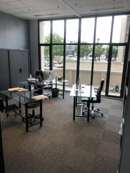 Office in Lyon for lease - Interior Photo - Image 2 of 5