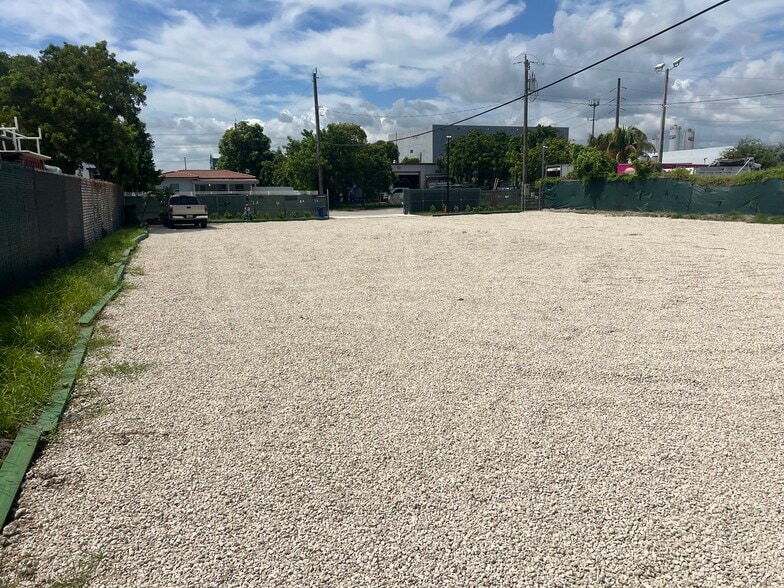 10839 22nd St, Miami, FL for lease - Building Photo - Image 2 of 3