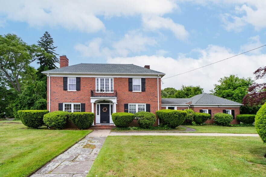 873 Warwick Ave, Warwick, RI à vendre - Photo du bâtiment - Image 2 de 2