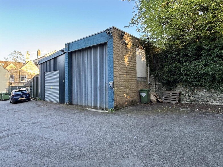 2-4 Market Sq, Witney à louer - Photo du bâtiment - Image 3 de 5