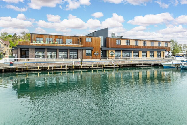 Plus de détails pour 305 E Washington St, Port Washington, WI - Commerce de détail à louer
