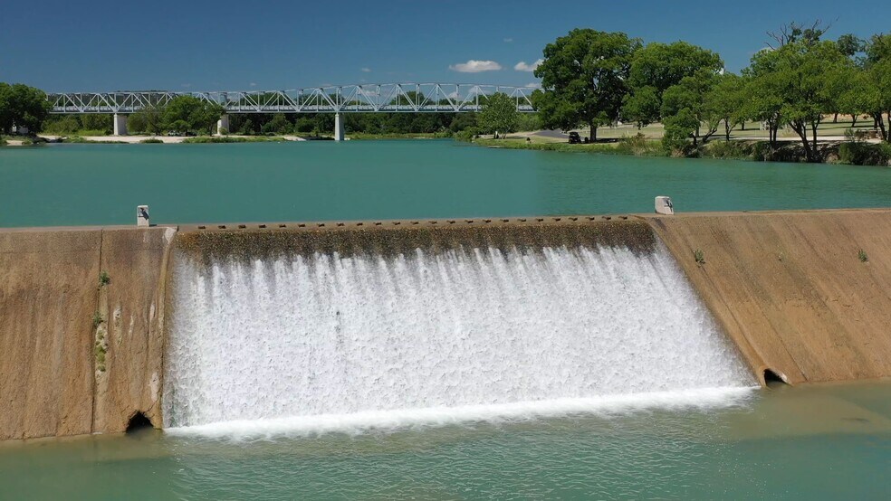 105 N 11th St, Junction, TX à vendre - Vidéo sur l’inscription commerciale - Image 2 de 11