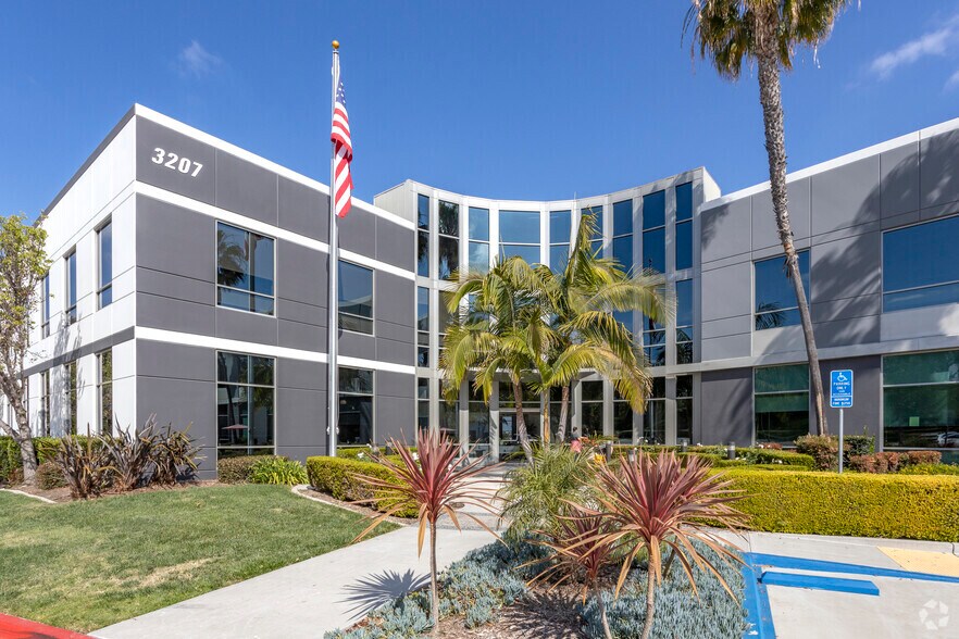 3207 Grey Hawk Ct, Carlsbad, CA à louer - Photo du bâtiment - Image 3 de 7