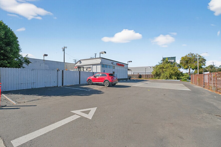 1926 E Thompson Blvd, Ventura, CA à louer - Photo principale - Image 1 de 11