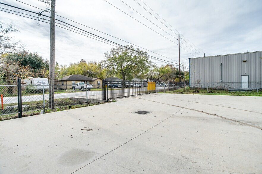 15106 Chaplin St, Houston, TX à louer - Photo du bâtiment - Image 3 de 23