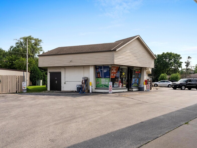 11931 W Janesville Rd, Hales Corners, WI for sale - Building Photo - Image 2 of 9