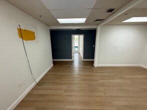 800 NE 125th St, North Miami, FL à louer Photo intérieure- Image 1 de 6