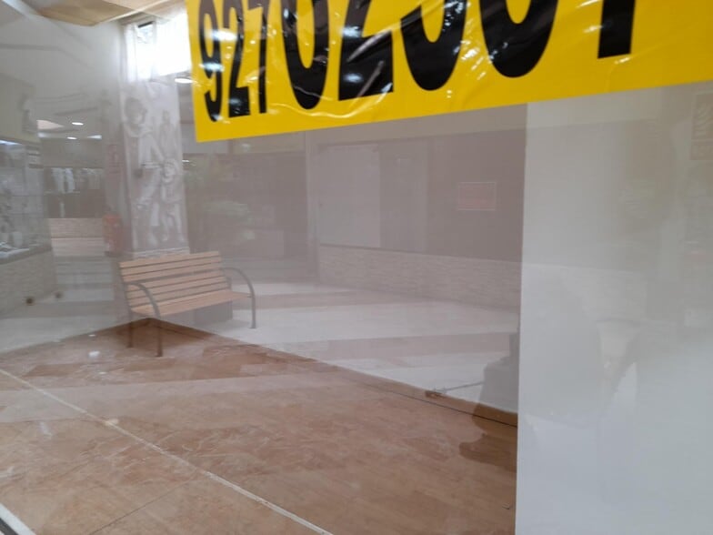 Retail in Cáceres, Cáceres for lease - Building Photo - Image 3 of 4