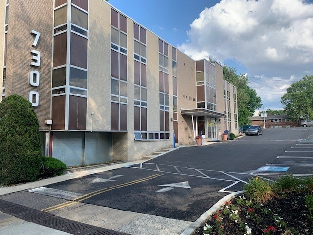 7300 City Ave, Philadelphia, PA à louer - Photo du bâtiment - Image 1 de 7