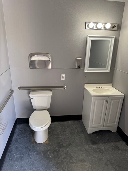 300 S Highland Springs Ave, Banning, CA for lease - Interior Photo - Image 2 of 13