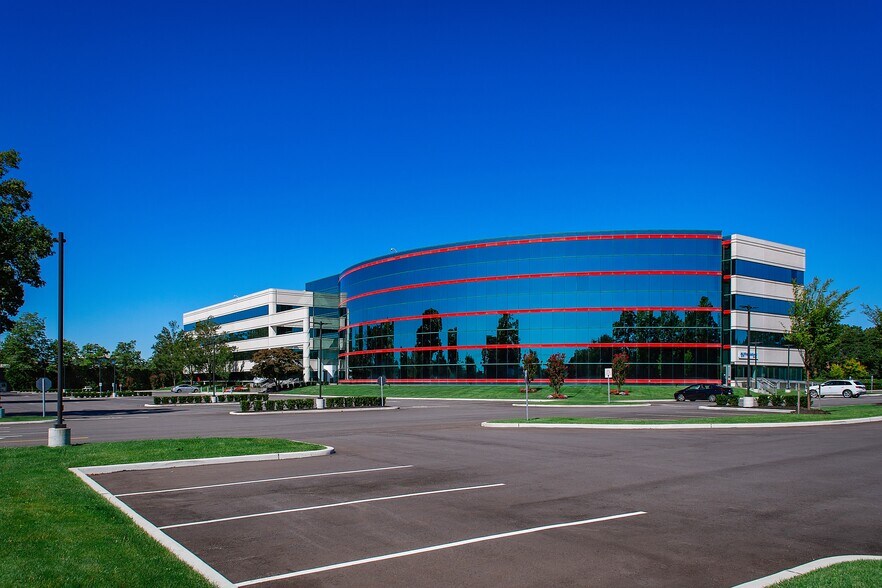 150 Motor Pkwy, Hauppauge, NY à louer - Photo du bâtiment - Image 2 de 18