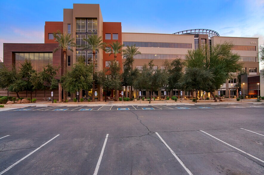 9305 W Thomas Rd, Phoenix, AZ à louer - Photo du bâtiment - Image 2 de 16