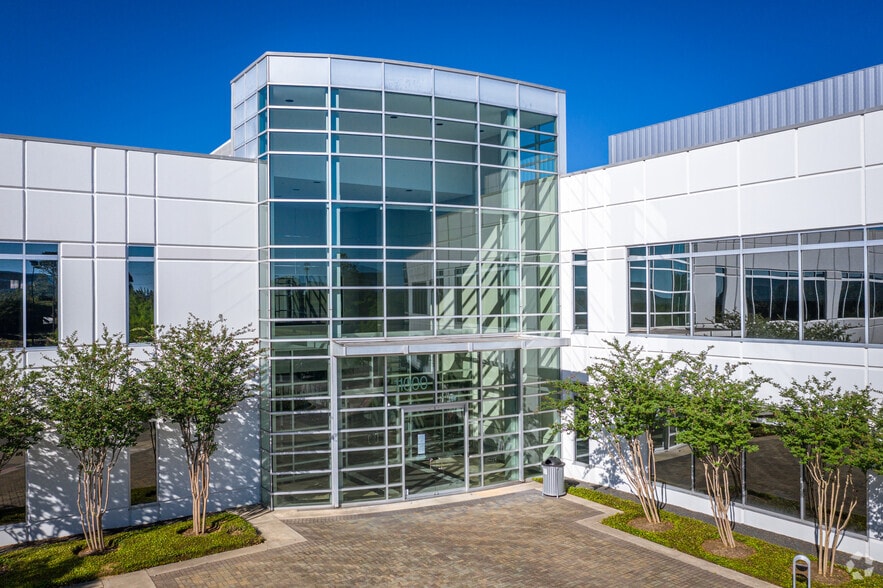 11000 Corporate Centre Dr, Houston, TX for lease - Building Photo - Image 3 of 9