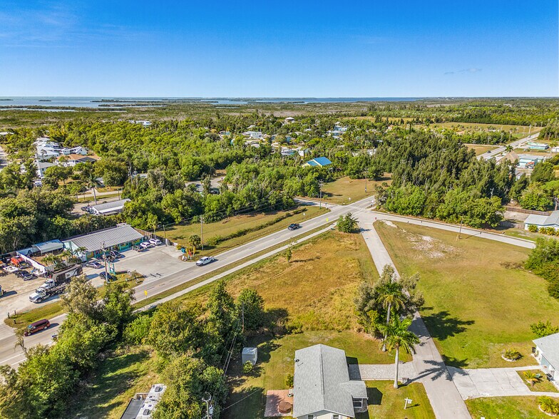 5585 Avenue D, Bokeelia, FL à vendre - Photo du bâtiment - Image 2 de 15