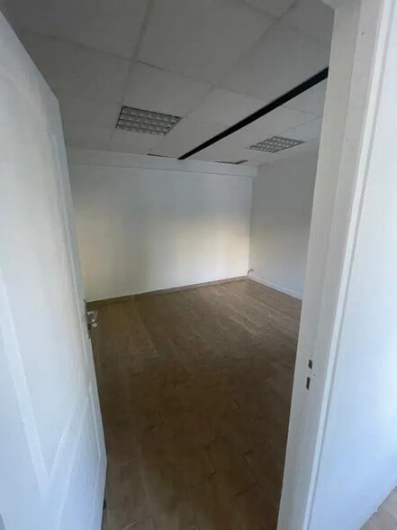 Flex in Saint-Laurent-du-Var for lease - Interior Photo - Image 3 of 6