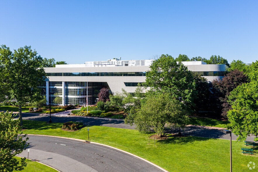 300 Atrium Dr, Somerset, NJ à louer - Photo du bâtiment - Image 1 de 15