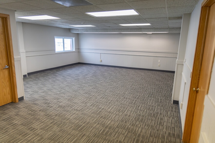 1405 Lake Lansing Rd, Lansing, MI à louer - Photo du bâtiment - Image 2 de 16