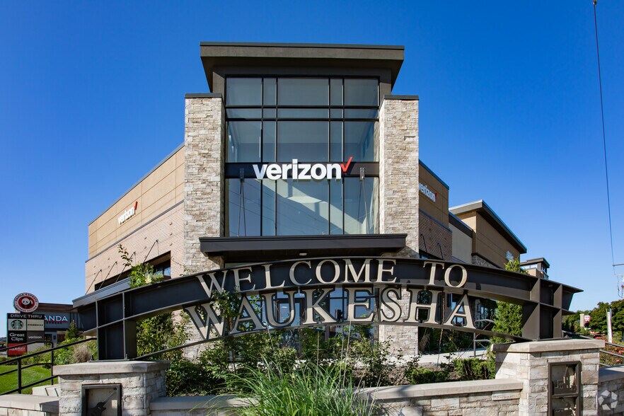 2720 N Grandview Blvd, Waukesha, WI à louer - Photo du bâtiment - Image 3 de 7